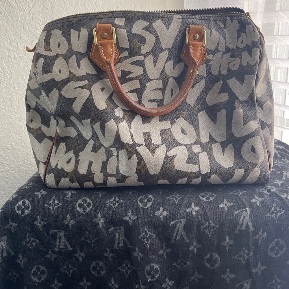 Limited artistic 
2001 pre-owned Monogram Graffiti Speedy 30 handbag